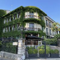 蔦のからまるホテルの外観