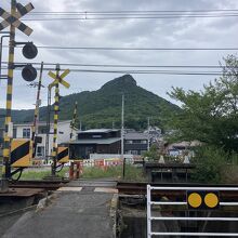 琴電の線路を渡ります