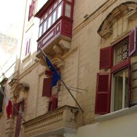 旧市街の中、マルタ独特の出窓がある建物。