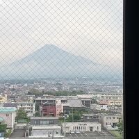 翌朝、曇り空でも部屋から富士山が眺められた