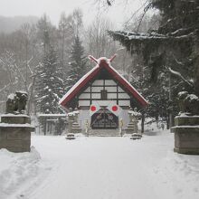 雪に囲まれた定山渓神社
