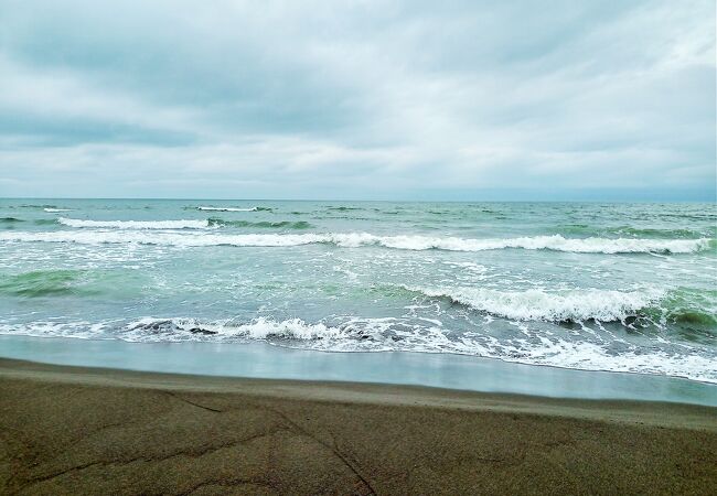 ひろ～い砂浜　景色が遠くて　海と砂浜と空しかない　あそびーち石狩