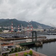 停泊する艦艇や密集した巨大な造船設備が近くに