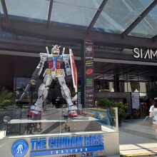 入口にガンダム