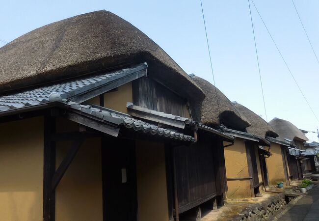 茅葺屋根の民家が３軒