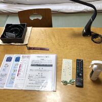 灰皿と敷いた布団と座卓