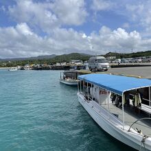 フェリーの港から海が青くて綺麗