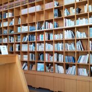 図書室には全作品が展示