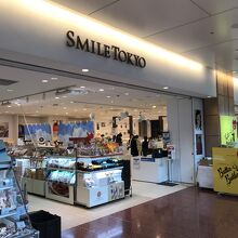 白が基調のすっきりした店内