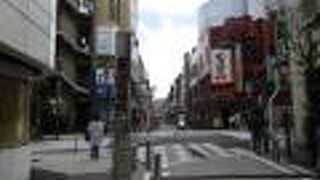 飲食店中心の通りです