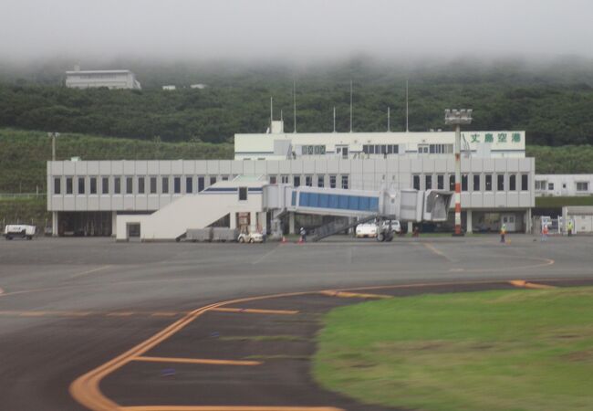 八丈富士と三原山の間に広がる地区にある八丈島の空の玄関口です。