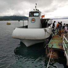 遊覧船。入って階段を降りると水中展望室。