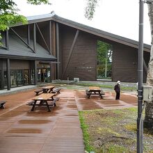 ビジターセンターの正面。