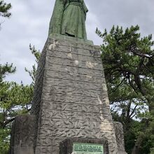 高さ13.5ｍの銅像