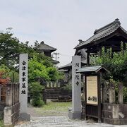 七日町駅前。戊辰戦争の東軍の戦死者を祀る