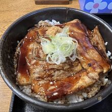 豚丼。普通盛り