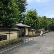 氷川神社参道脇の貸し館施設「氷川の杜文化館」