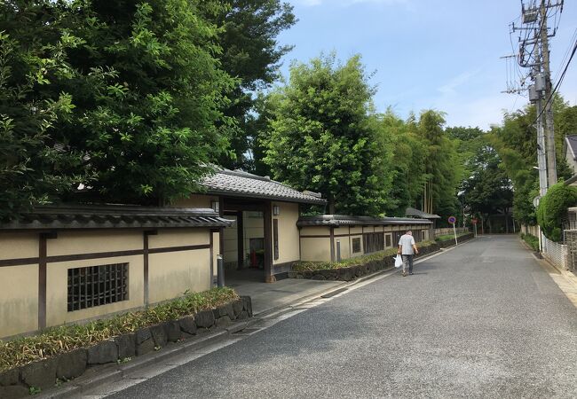 氷川神社参道脇の貸し館施設「氷川の杜文化館」