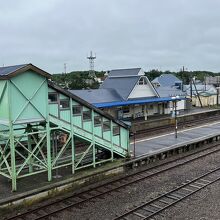 懐かしい跨線橋があります。