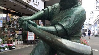 躍動感あふれる銅像が並ぶ商店街