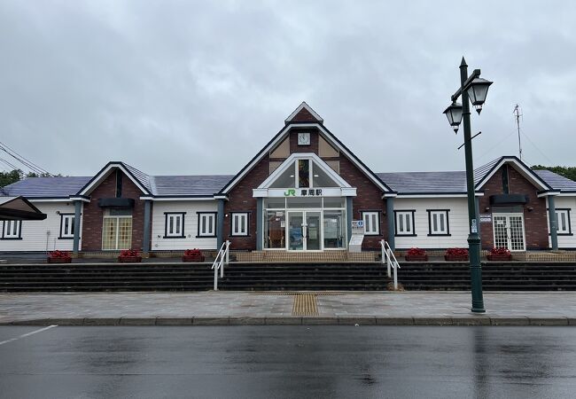 メルヘンな駅舎です。足湯もあります。