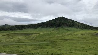 草千里を前庭のようにそびえ立つ