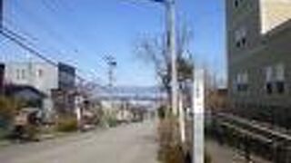 両脇にナナカマドの木が