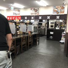 店内の様子。奥が厨房です。