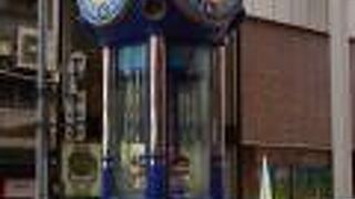 年針も設置しているユニークなからくり時計