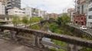 数々の古めかしい橋！