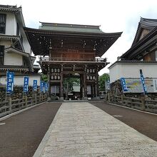 小倉城の堀にかかる橋を渡って、八坂神社東楼門。