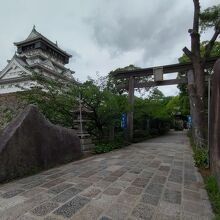 八坂神社の鳥居と小倉城。