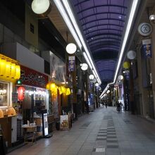 夜７時すぎのアーケード。