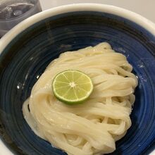 飴色で綺麗なうどん