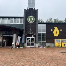 綺麗な建物です。黄色のクマヤキがいます。