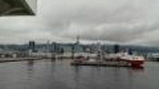 フェリー船上から神戸市街を望む