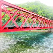 千歳川に掛かる橋　赤い山線鉄橋を渡って