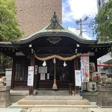 地元の方が、お散歩ついでに何人もお参りに訪れていました。