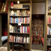 ロビー階の読書スペース