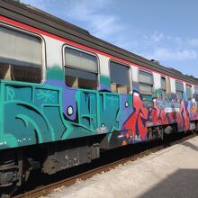落書きだらけの列車でプーラへ。