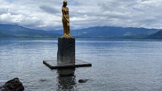 田沢湖のシンボル金ピカのたつこ像