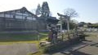 広い公営駐車場の入り口付近