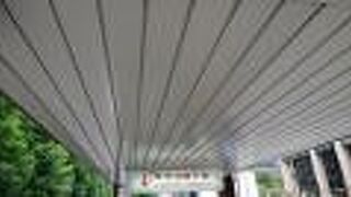 地上には、駅への近道との表示有り 