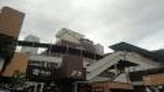 金山駅を出てすぐ