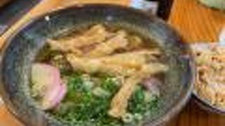 平たい麺が特徴のうどん