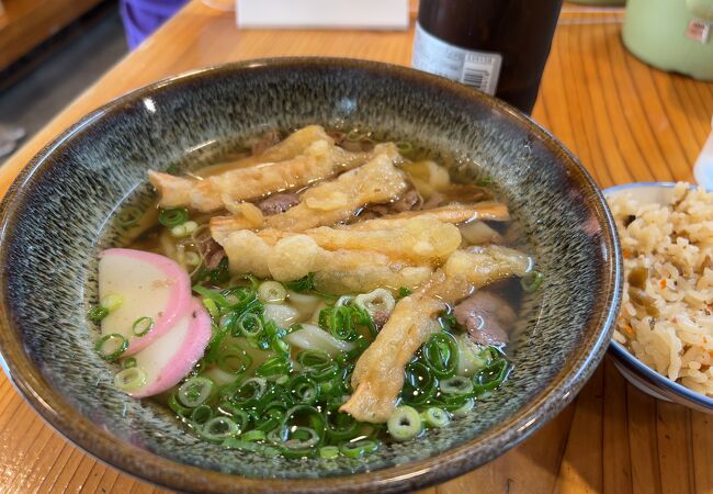 平たい麺が特徴のうどん