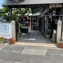 住宅地に建つ小さなお寺です