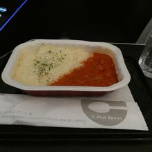 バターチキンカレー。ミネラルウォーターも付いてきました