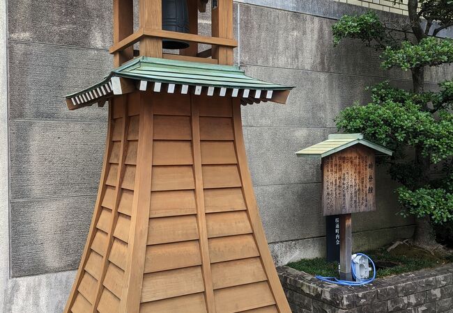 桜天神社の入口近くにある鐘