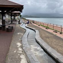 大きな足湯